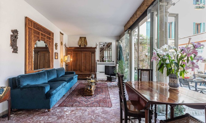 Dorsoduro Ski Chalet | Elegant Venetian House with Private Courtyard & Breakfast