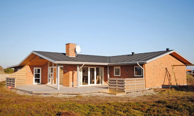 Nørre Lyngvig House | Oceanfront Escape at "Sorella" - Steps from the Sea
