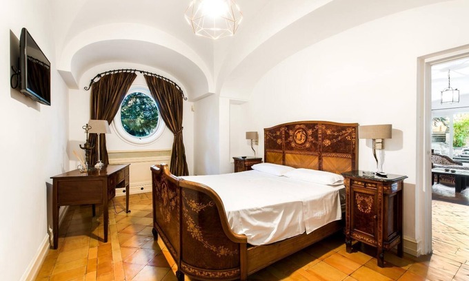 Independence House | Indulge in Sorrento Luxe 3 Bedroom Villa with Hot Tub