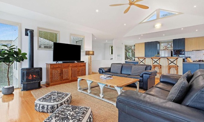 Sorrento House | Pet-Friendly Retreat at Sorrento Sundeck for Families
