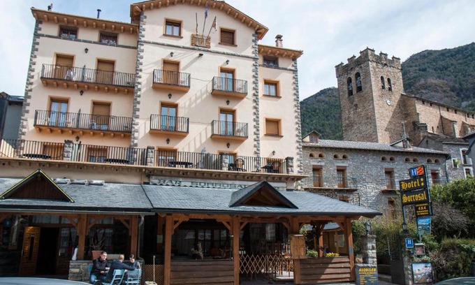 Broto Hotel | Discover Sorrosal: Guest Rated 8.6 with On-Site Dining