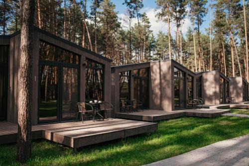 Kyiv Oblast Hotel | Relax at Sosnovel: Pet-Friendly Oasis with Ocean Views