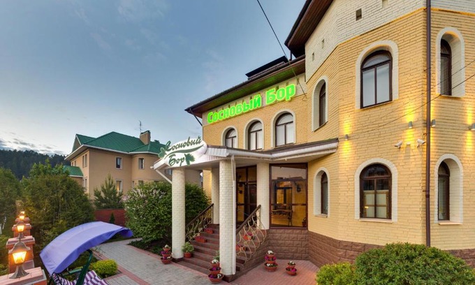 Izhevsk House | Cozy Sosnoviy Bor Guest House with Hot Tub & Kitchen