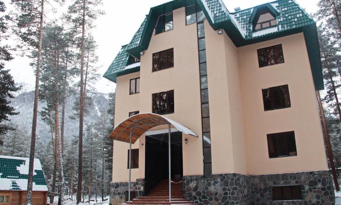 Terskol Hotel | Cozy Sosnovy Bor Inn with Breakfast & Hot Tub Amenities