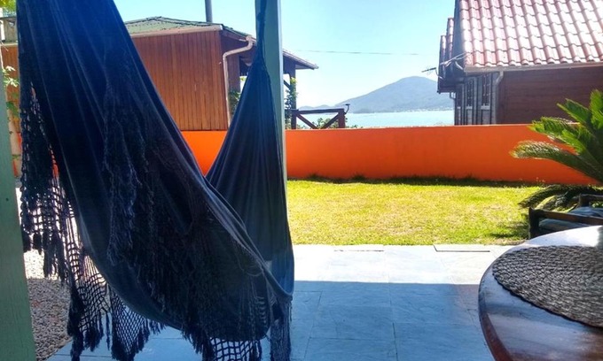Governador Celso Ramos House | Sossego à 140 m da praia com vista para o mar na Armação da Piedade