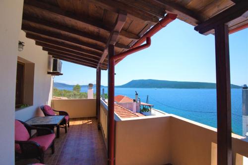 Steni Vala Apartment | Experience Sossinola: Oceanfront Comfort with Pet-Friendly Perks