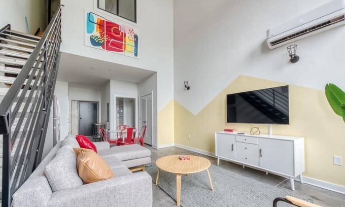 West Philadelphia Apartment | Stylish Sosuite: 2BR Loft with Gym and Pool Access