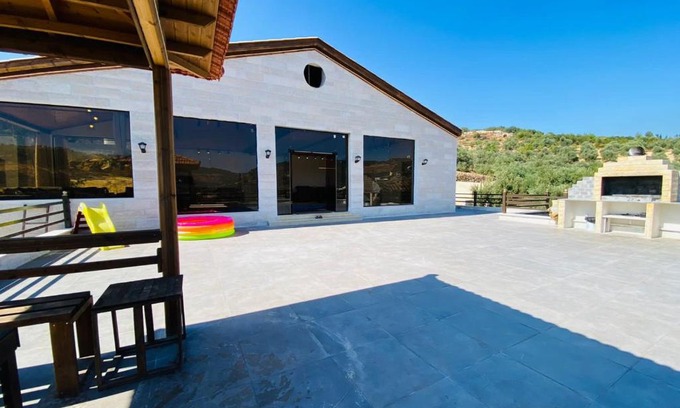 Suwailih Ski Chalet | Relaxing Getaway at Souf View with Pool & Family Fun