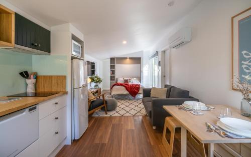 Kings Meadows Apartment | Oceanfront Soul Vie Stay - Rated 9.4/10 with Spa & Breakfast
