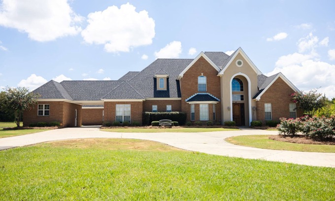 Hope Hull House | Discover Soulbeatz! Relaxing Country Retreat with Pool