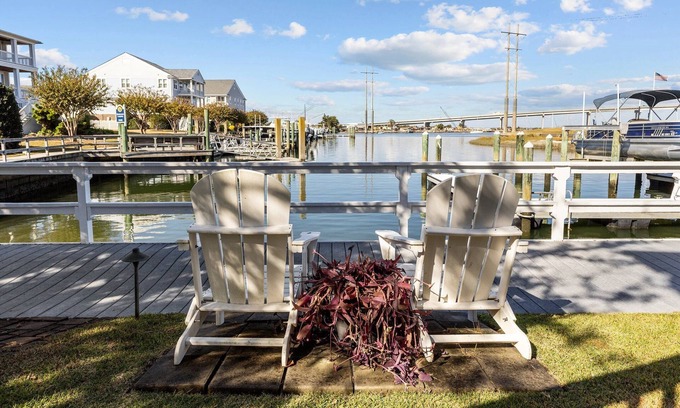Morehead City Apartment | Scenic Sound Side Studio with Boat Slip and Spa Amenities