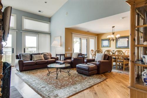 South Beach Apartment | Oceanfront Sound Villas: 4-Star Stay with Pool & Family Fun