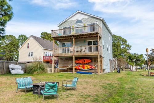 Colington Harbour House | Sound Waves: Family & Pet-Friendly Retreat Awaits You