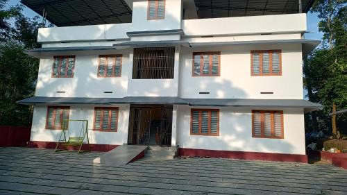 Kalpetta House | Idyllic Souparnika Lake View Homestay - Rated 10/10