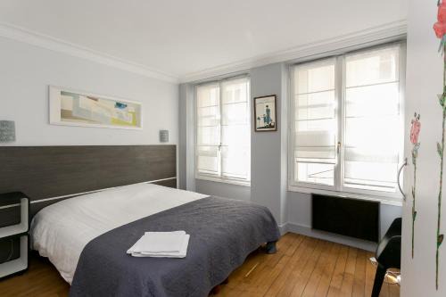 Quartier de la Place-Vendome Apartment | Chic Sourdiere Louvre Vendome with Air Conditioning