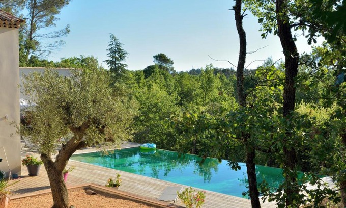 Saint-Maximin-la-Sainte-Baume Bed & Breakfast | Elegant Sous les Oliviers: Heated Pool & Ocean Views