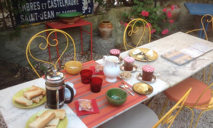 Durban-Corbieres Bed & Breakfast | Discover Sous l'abricotier: Pet-Friendly Haven with Breakfast