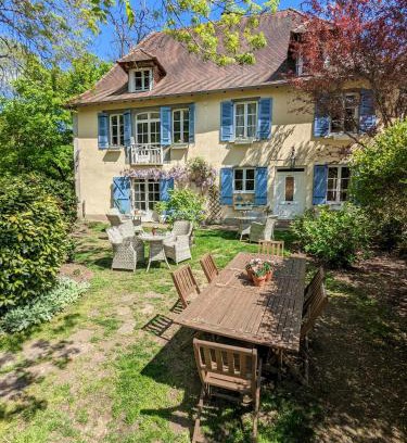 Jumilhac-le-Grand Bed & Breakfast | Pet-Friendly Retreat at Sous le Chateau - Guest Rated 9.5