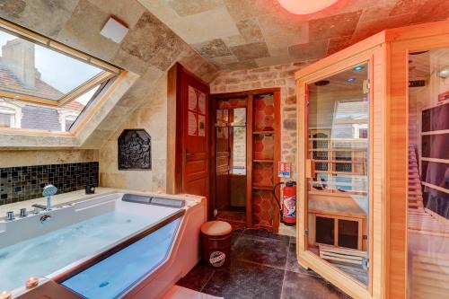 Faubourg-Raines Apartment | Relaxing Retreat at SOUS MON TOI: Spa & Hot Tub in Dijon