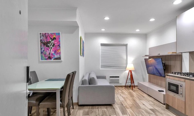 South of Fifth Apartment | Beachfront Haven: Ocean Drive Access in South of Fifth