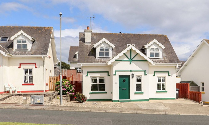 Hook Head Cottage | Family-Friendly South Beach Hotel with Ocean Views in Duncannon