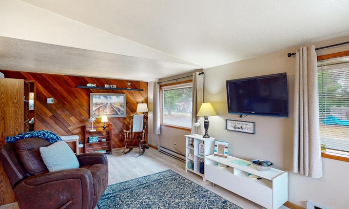 Grayland House | Unforgettable South Beach Getaway: Pet & Child Friendly Stay