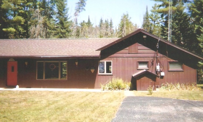 Roscommon House | Idyllic South Branch Au Sable River House: Pet-Friendly Retreat