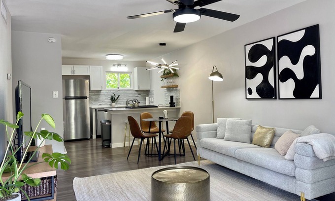 Travis Heights Condo | Inviting South Congress Condo with Spa and Hot Tub Amenities