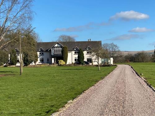 Macclesfield House | Pet-Friendly South Cottage: Scenic Views & Family Walks