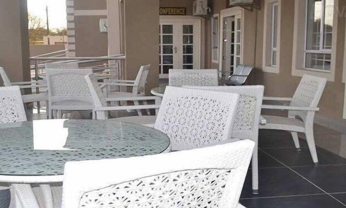 Kanye Hotel | Cozy South Court Inn: Family-Friendly Stay with Breakfast