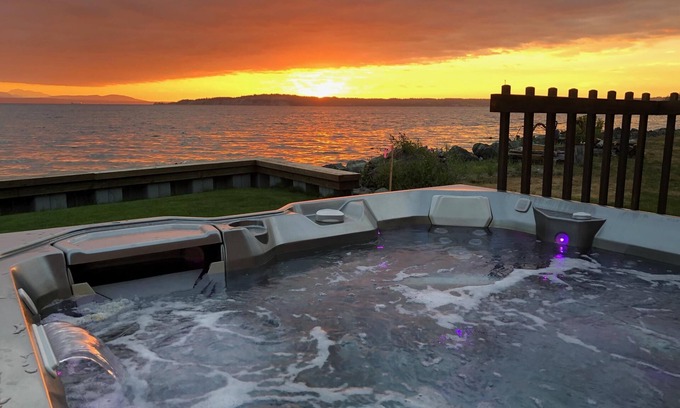 Maxwelton House | Beach House Retreat with Ocean Views and Hot Tub Oasis