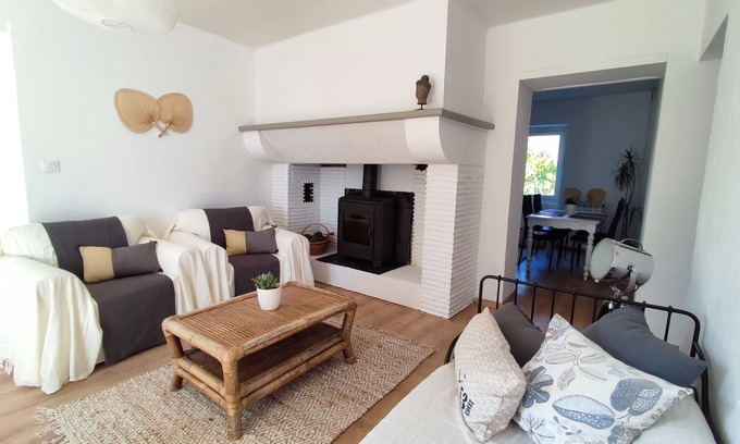 Estibeaux Bed & Breakfast | South-facing house with garden and fireplace
