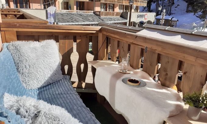 Valfrejus Apartment | Inviting South-Facing Room by Gondola with Family Amenities