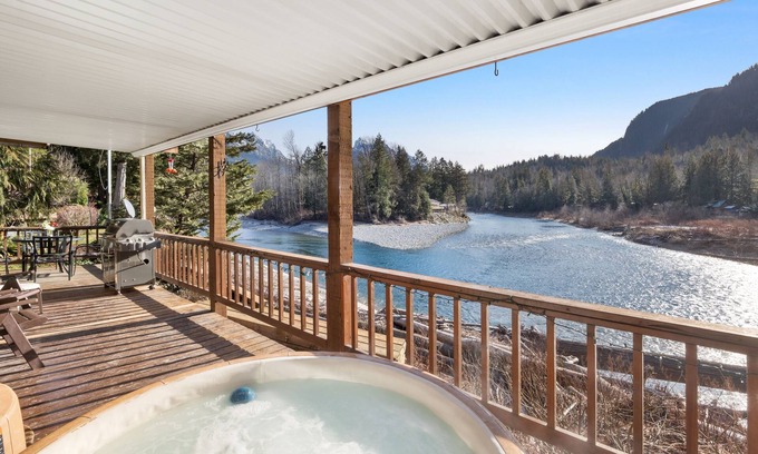 Gold Bar Apartment | Premier South Fork Lodge with Riverfront Apartments