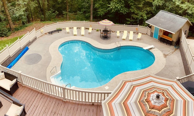 Bradley House | South GunLake Hideaway: Pool, Gym & Ocean View Bliss