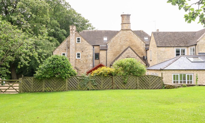 Stow-on-the-Wold Cottage | Discover South Hill Farmhouse: Pet-Friendly Getaway