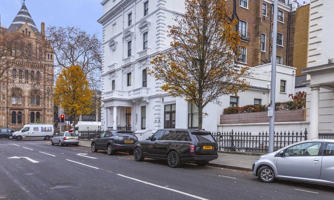 South Kensington Apartment | Top-Rated South Kensington Host with Pool and Spa Amenities