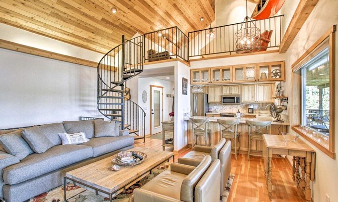 Worley House | Scenic South Lake Coeur d'Alene Home with Dock & Kayaks