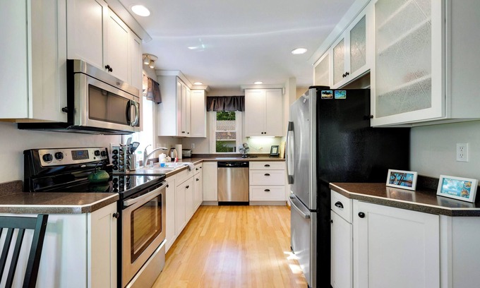 Baileys Harbor House | Lake View Retreat: South Lane Cottage #1 with Pool & Breakfast