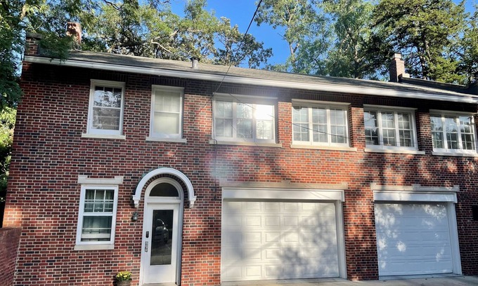 Des Moines Apartment | Convenient Stay at South of Grand Carriage House Near Downtown