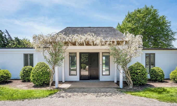 Sagaponack House | South of highway: NEW & ultra modern, with stunning 40 acre reserve VIEWS
