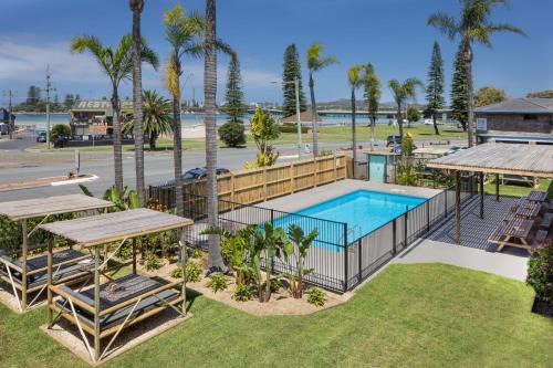Tuncurry Hotel | Tranquil Stay at South Pacific Palms Motor Inn with Pool