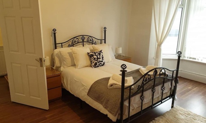 South Shields Apartment | Discover South Shield's Hidden Gem: Garnet 3 Bedroom Apt
