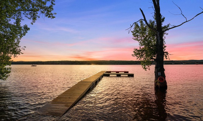 Northville House | Pet-Friendly South Shore Lake House Haven - Rated 10/10!
