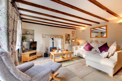 Worton House | Cozy South Steps Cottage: Family & Pet Friendly Retreat