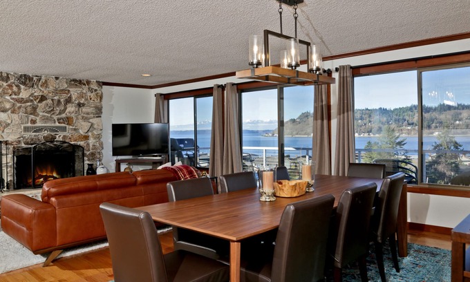 Clinton House | Canal Front Retreat with Sauna, Jacuzzi & Beach Access