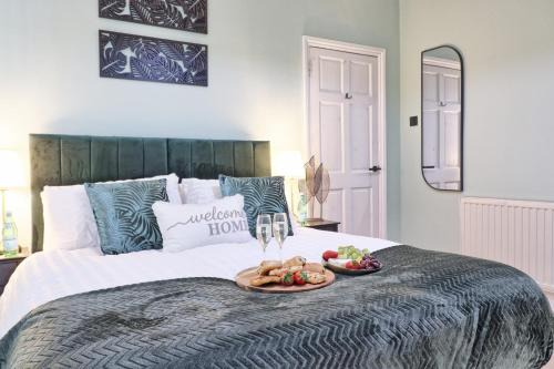 Southend-on-Sea Villa | Southend Large 4 Bed Contractors and Families Welcome Sleeps 8 Free Parking