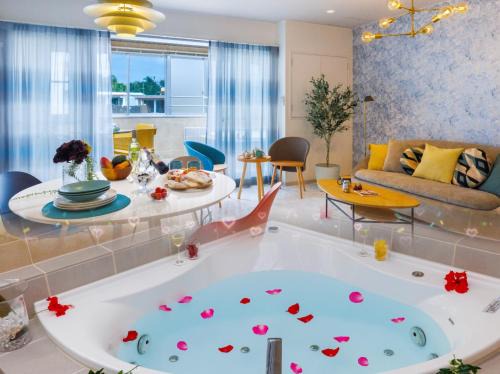 Maeganeku House | Relaxing Southerlies Condominium in Onna with Hot Tub