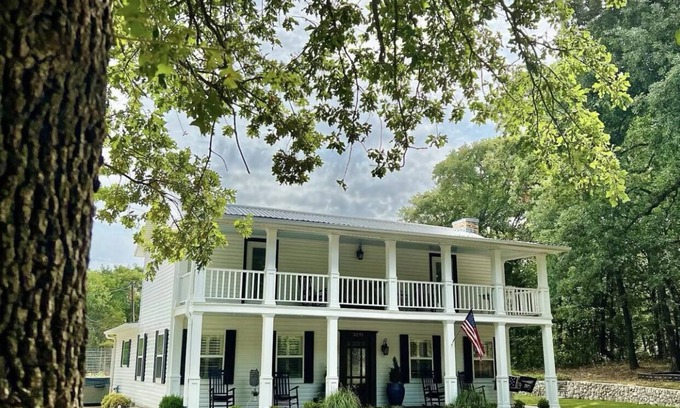 Gober House | Discover Secluded Southern Charm Near DFW & Lake Texoma