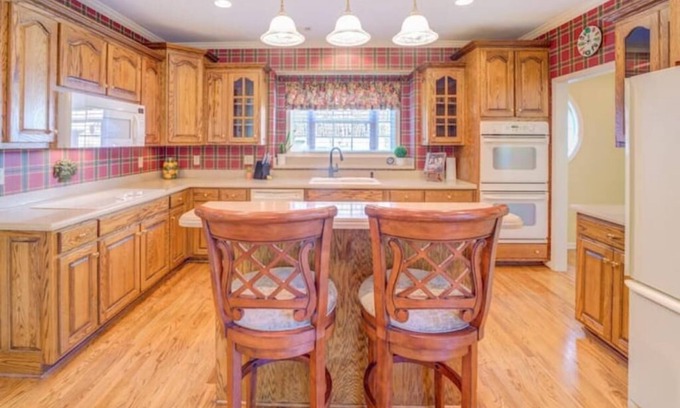 Conyers House | Discover Southern Charm with Spa & Family-Friendly Amenities